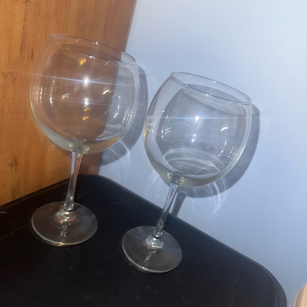 Elegant Clear Wine Glasses Set